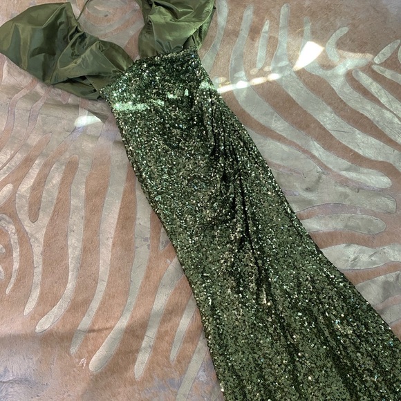 Dresses & Skirts - Never worn size 12 beatiful evning gown wedding guest